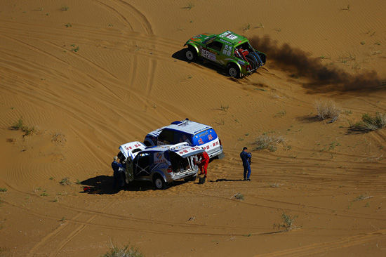 互助、自救沙漠賽中常見畫面(孫燕初/攝)