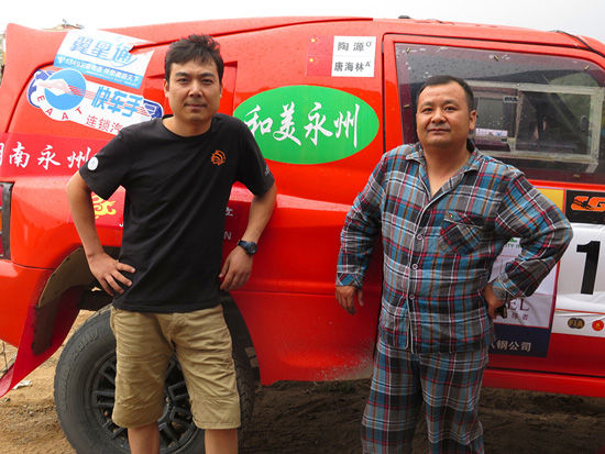 湖南永州車隊(duì)車手唐海林與領(lǐng)航陶