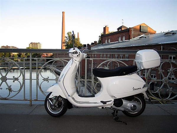 多看兩眼就想買買買 Vespa LX摩托車