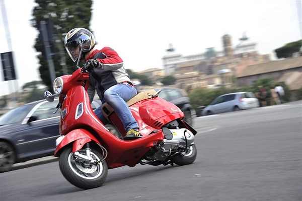 多看兩眼就想買買買 Vespa LX摩托車