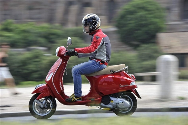 多看兩眼就想買買買 Vespa LX摩托車