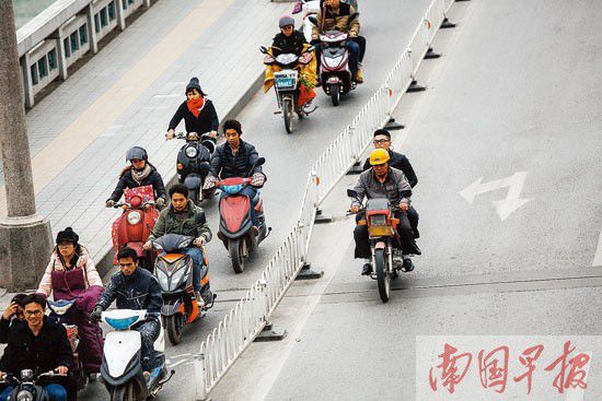 從明天起，隨著最后一批民用摩托達(dá)到法定報(bào)廢年限，南寧將進(jìn)入&ldquo;無(wú)摩時(shí)代&rdquo;。圖為1月8日，一輛摩托從邕江大橋機(jī)動(dòng)車道駛過。記者