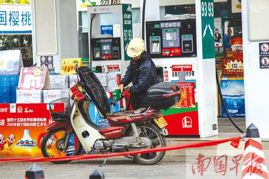 1月4日，一男子在東寶路一加油站內(nèi)給摩托車加油。