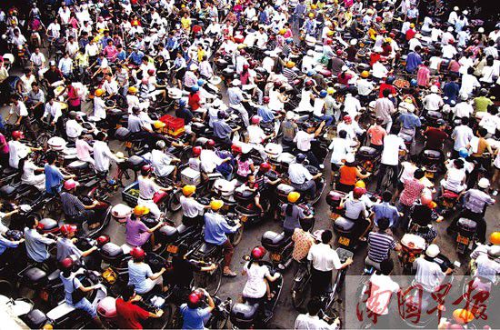 在21世紀(jì)初，南寧市擁有數(shù)十萬(wàn)輛摩托車，就當(dāng)時(shí)而言，南寧可稱中國(guó)的&ldquo;摩托之城&rdquo;。網(wǎng)絡(luò)圖片（請(qǐng)作者與南國(guó)早報(bào)聯(lián)系）