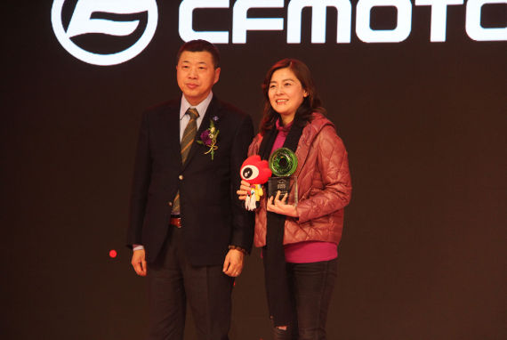 中國汽車工業(yè)協(xié)會摩托車分會秘書長李彬?yàn)榇猴L(fēng)動力股份有限公司副總經(jīng)理竺鳴頒獎