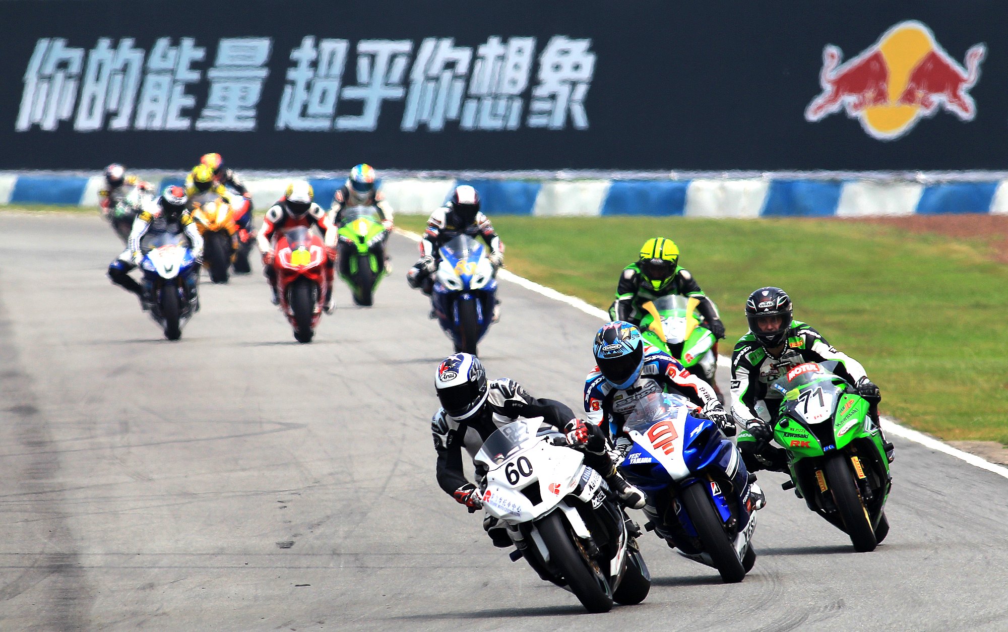 ZIC超級(jí)摩托車賽-群車過(guò)彎