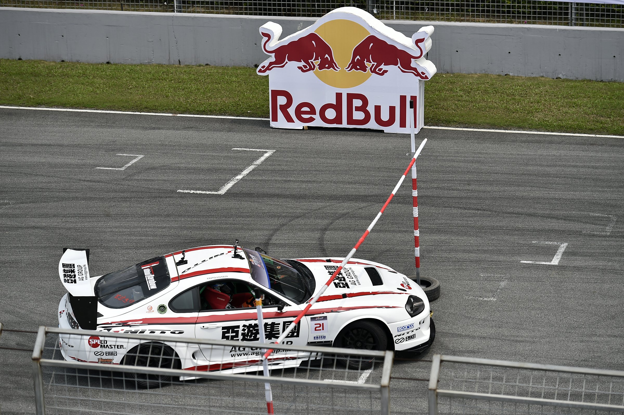 車(chē)手需駕駛賽車(chē)飄移過(guò)跳高架