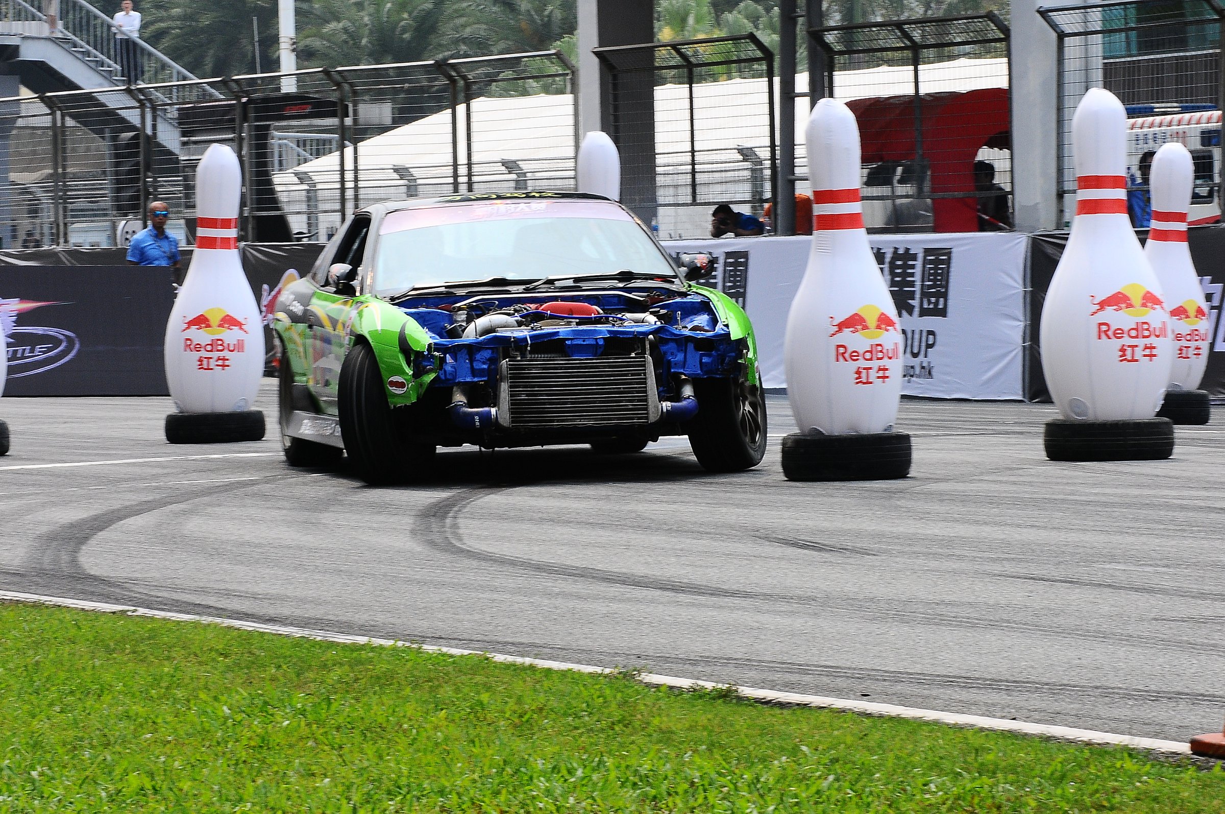 車(chē)手穿越比賽最后一個(gè)道具保齡球