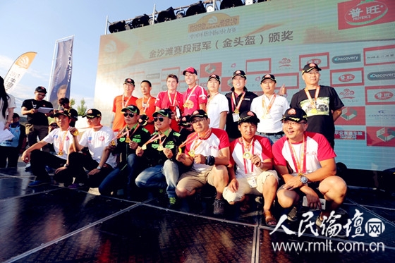 2015年環(huán)塔拉力賽第二賽段&ldquo;金頭盔&rdquo;頒獎儀式（張輝 攝）