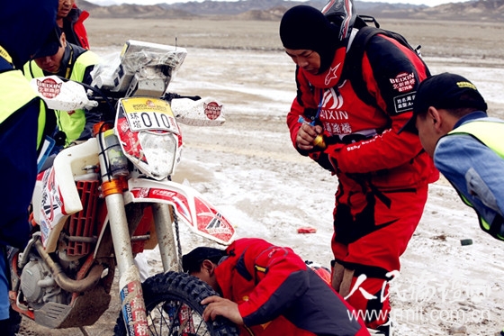 北新路橋車隊車手周田在強(qiáng)制休息點處理前剎車失靈問題（張新斌 攝）