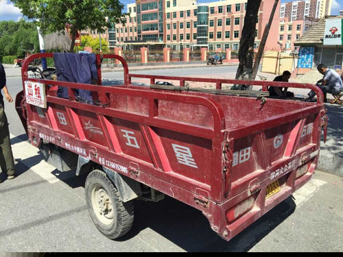 為什么福田經(jīng)銷商忽然以協(xié)議方式進(jìn)行隱秘銷售超標(biāo)車呢？一位了解內(nèi)情的人告訴記者，福田經(jīng)銷商意圖規(guī)避欺詐消費(fèi)者的責(zé)任。他們用合同方式明確是消費(fèi)者定制，那就把消費(fèi)者界定為自己特殊要求定制的，而不是他們常規(guī)生產(chǎn)銷售的。這樣一來(lái)，如果消費(fèi)者因質(zhì)量問(wèn)題舉報(bào)，那么，經(jīng)銷商就可以規(guī)避欺詐消費(fèi)的責(zé)任，從而逃避消費(fèi)者權(quán)益保障法的懲罰性賠償。