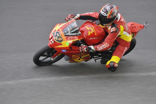 何智鋒駕駛ZSE003R