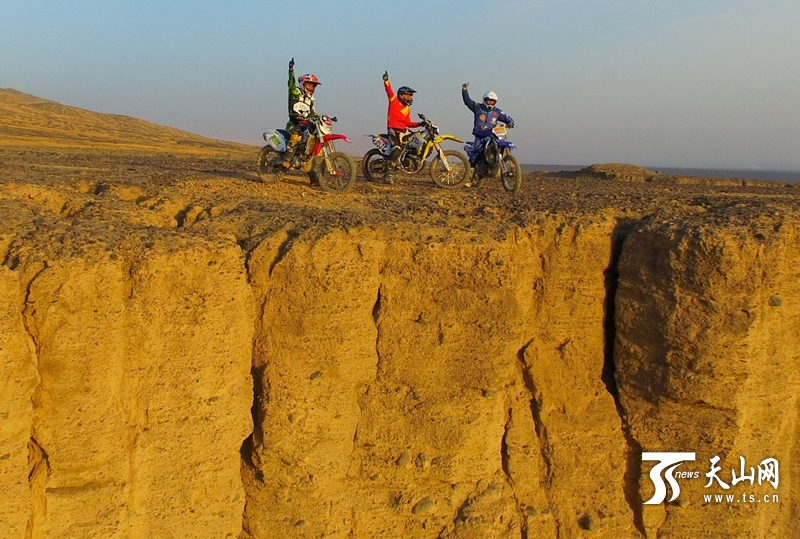 天山網(wǎng)全媒體車隊出征2015中國&middot;吐魯番第十屆環(huán)艾丁湖摩托車拉力賽。