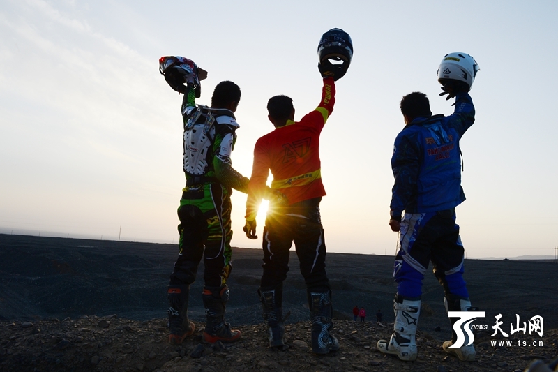 天山網(wǎng)全媒體車隊出征2015中國&middot;吐魯番第十屆環(huán)艾丁湖摩托車拉力賽。