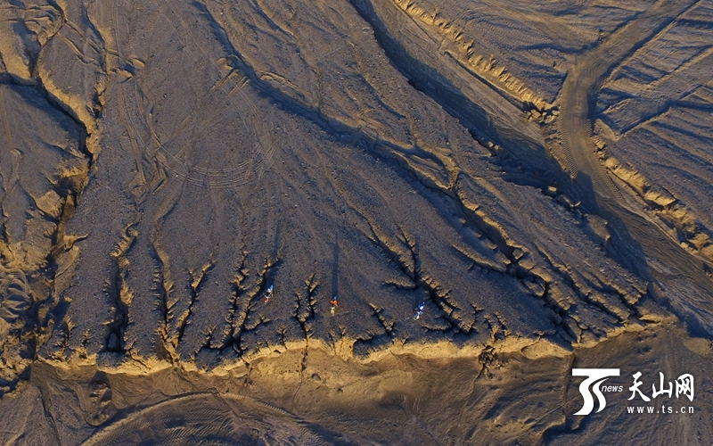 天山網(wǎng)全媒體車隊出征2015中國&middot;吐魯番第十屆環(huán)艾丁湖摩托車拉力賽。