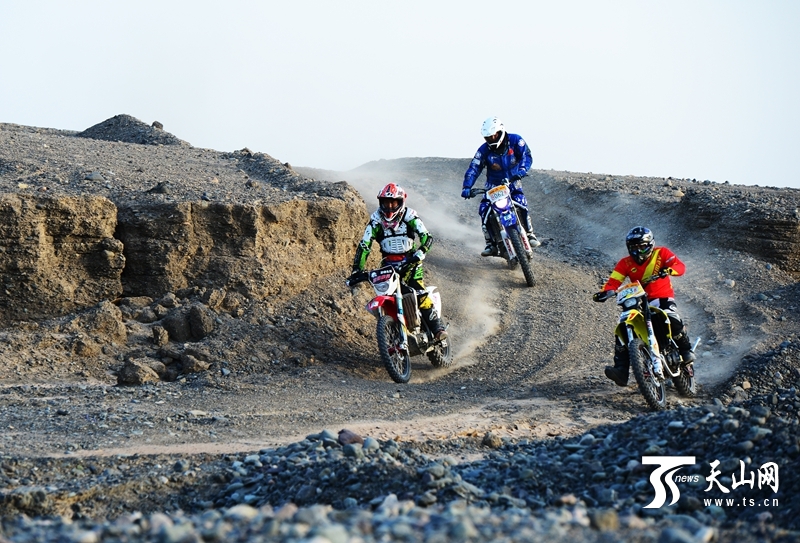 天山網(wǎng)全媒體車隊出征2015中國&middot;吐魯番第十屆環(huán)艾丁湖摩托車拉力賽。
