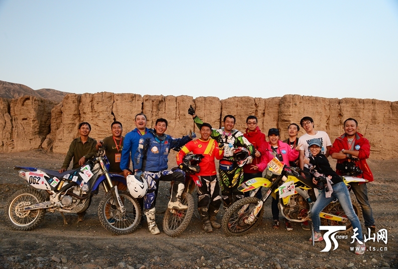 天山網(wǎng)全媒體車隊出征2015中國&middot;吐魯番第十屆環(huán)艾丁湖摩托車拉力賽。