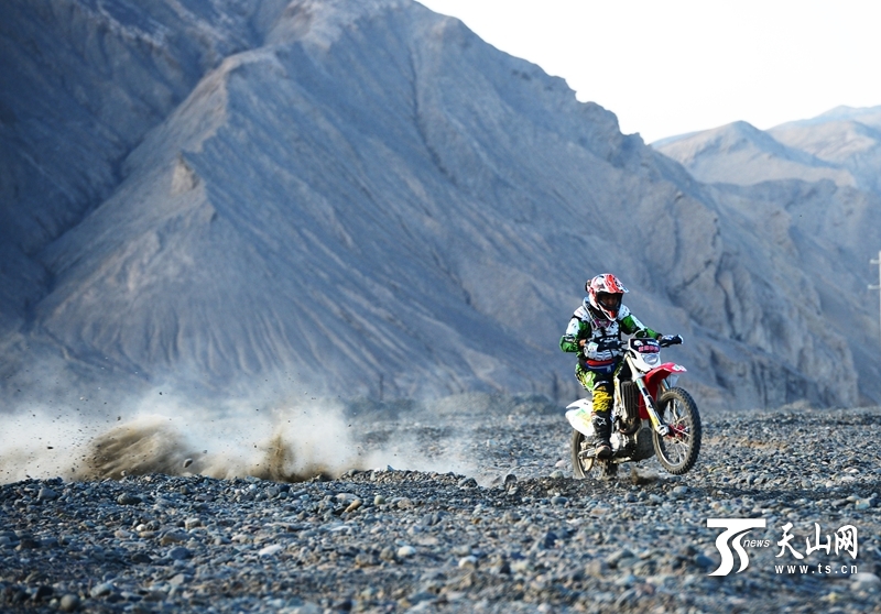 天山網(wǎng)全媒體車隊出征2015中國&middot;吐魯番第十屆環(huán)艾丁湖摩托車拉力賽。
