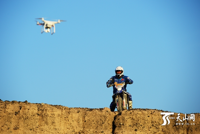 天山網(wǎng)全媒體車隊出征2015中國&middot;吐魯番第十屆環(huán)艾丁湖摩托車拉力賽。