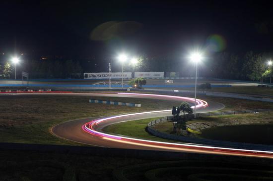 天馬4小時耐力賽夜賽畫面美輪美奐