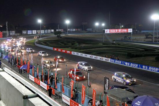 天馬4小時耐力賽群車待發(fā)