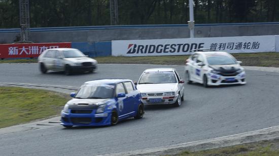 賽車經(jīng)過(guò)普利司通彎