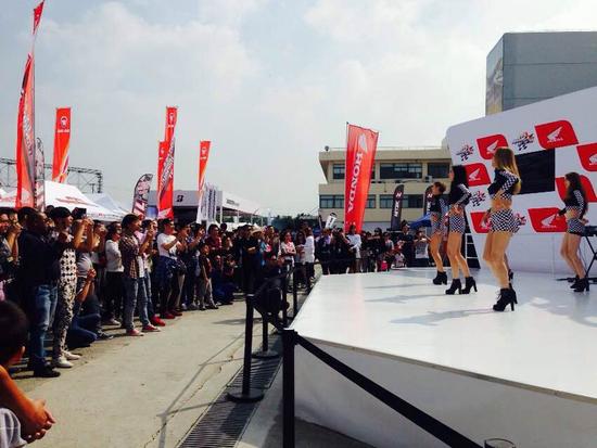 天馬論駕外場(chǎng)十分熱鬧