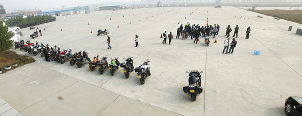 媒體摩托聯(lián)盟BMW駕控會