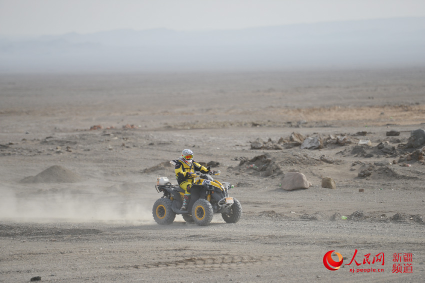 一輛賽車在地形復(fù)雜的戈壁灘上飛速行駛。徐蒙 攝