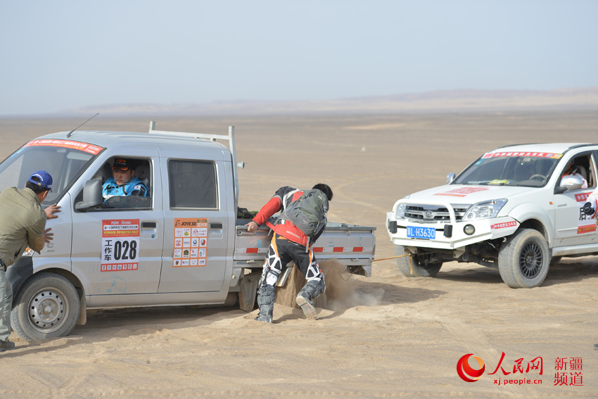 在沙漠路段，陷車現(xiàn)象時有發(fā)生。徐蒙 攝