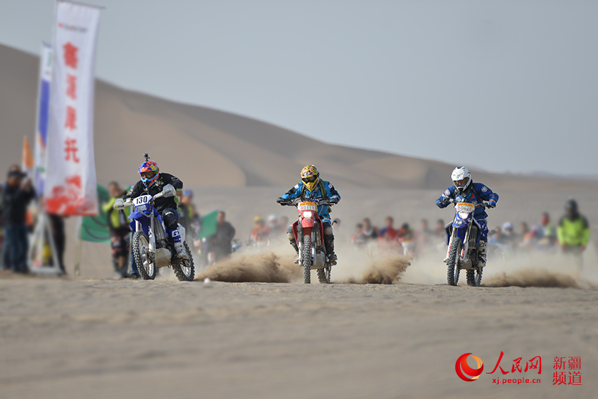 2015環(huán)艾丁湖拉力賽進入第四賽段，圖為選手發(fā)車起步瞬間。徐蒙 攝