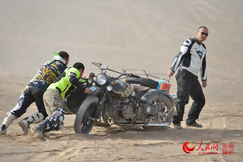 眾人合力解救一輛陷入沙坑的&ldquo;三蹦子&rdquo;。徐蒙 攝