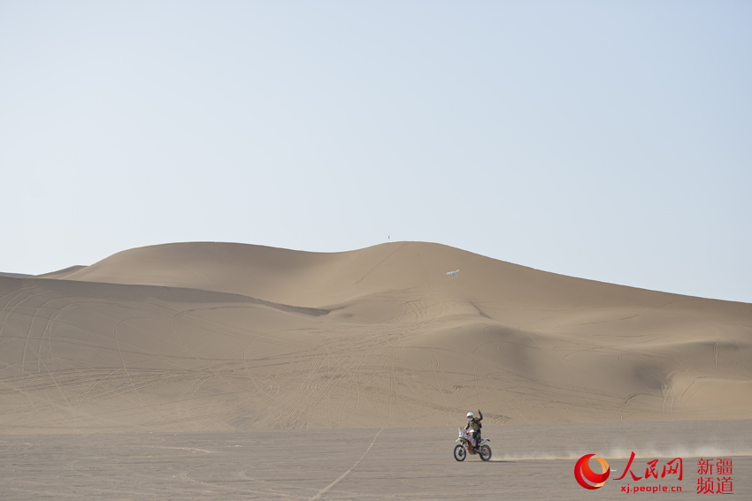 一名賽車手在比賽途中不忘對著鏡頭擺pose。徐蒙 攝