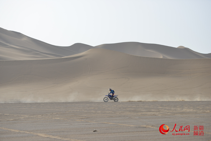追風(fēng)的賽車手疾馳而過，留下一串慢慢飄散的沙塵。徐蒙 攝