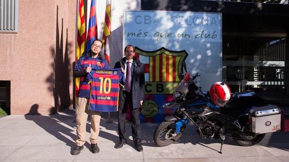 中國狂熱球迷騎摩托車到巴塞羅那看球