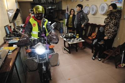 返鄉(xiāng)摩托大軍：夫妻為1歲女兒綁&ldquo;暖寶寶&rdquo;御寒