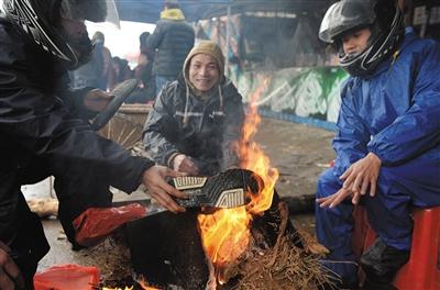 返鄉(xiāng)摩托大軍：夫妻為1歲女兒綁&ldquo;暖寶寶&rdquo;御寒