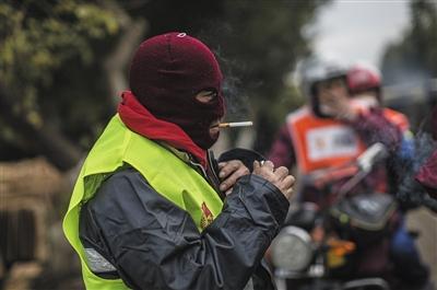 返鄉(xiāng)摩托大軍：夫妻為1歲女兒綁&ldquo;暖寶寶&rdquo;御寒