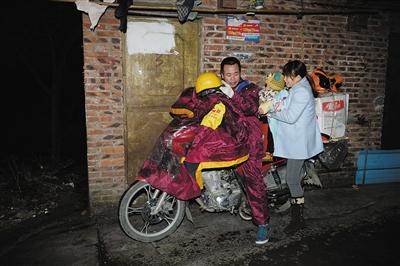 返鄉(xiāng)摩托大軍：夫妻為1歲女兒綁&ldquo;暖寶寶&rdquo;御寒