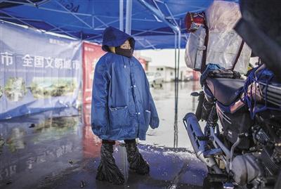 返鄉(xiāng)摩托大軍：夫妻為1歲女兒綁&ldquo;暖寶寶&rdquo;御寒