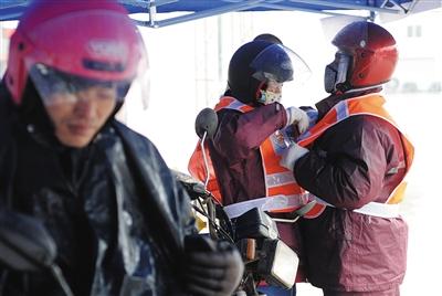 返鄉(xiāng)摩托大軍：夫妻為1歲女兒綁&ldquo;暖寶寶&rdquo;御寒