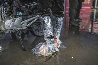 返鄉(xiāng)摩托大軍：夫妻為1歲女兒綁&ldquo;暖寶寶&rdquo;御寒