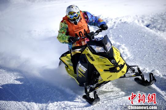 參賽選手在比賽中 王立群 攝