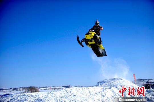 來自美國的專業(yè)教練在進行精彩的特技表演　王立群　攝