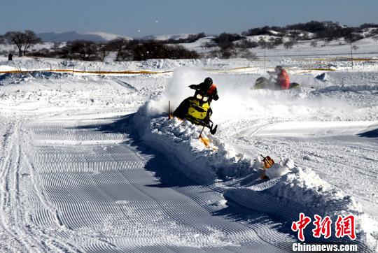 參賽選手在賽場上馳騁　張帆　攝