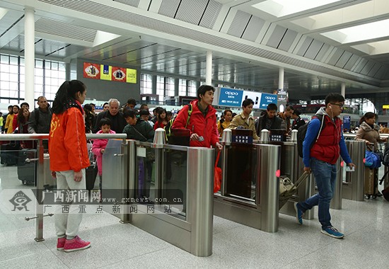 首趟&ldquo;摩托大軍&rdquo;返程專列從南寧開往廣州（組圖）