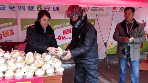 八步區(qū)國(guó)稅局團(tuán)委服務(wù)農(nóng)民工返鄉(xiāng)摩托車大軍紀(jì)實(shí)