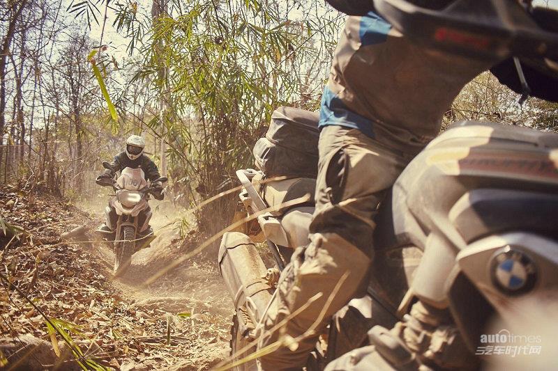 車隊(duì)穿越叢林