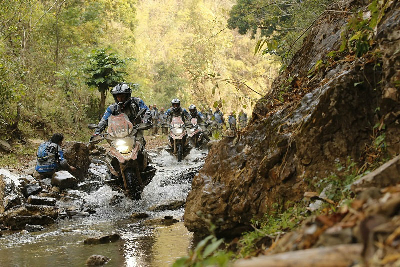 團(tuán)隊(duì)溯溪競(jìng)速