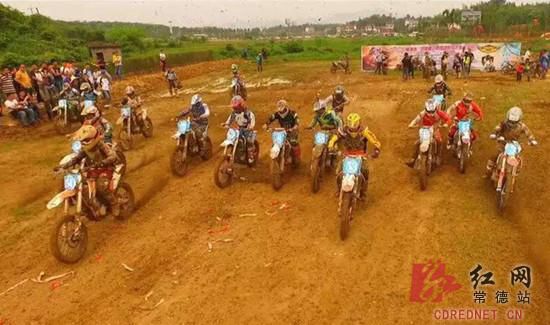 選手們沖出起點